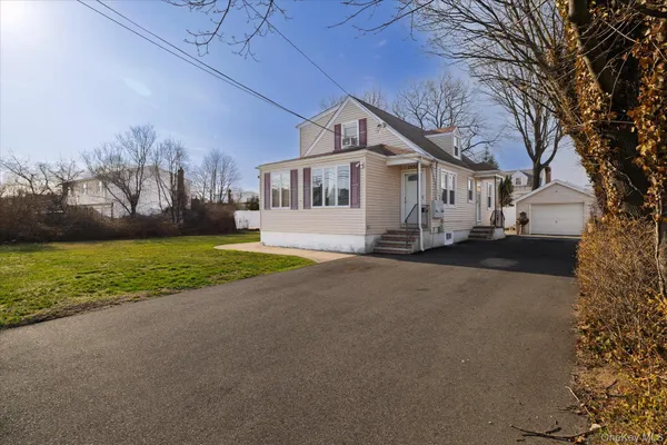 $2,500 | 1558 9th Street, Unit UPPR, West Babylon, NY 11704