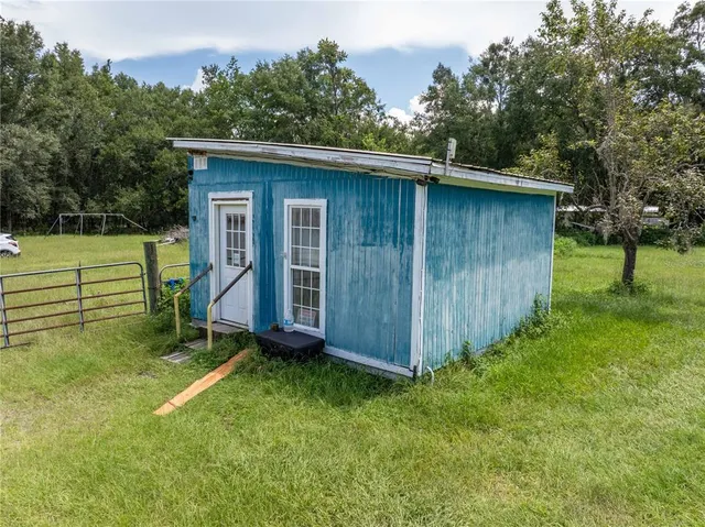 a view of a backyard with barn