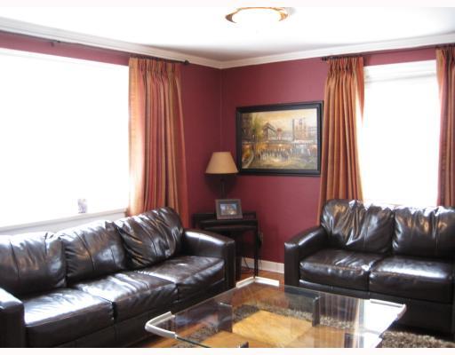 1051 Maple Heights Road Pittsburgh, PA 15232 - Photo 3 of 8 Living Room.
