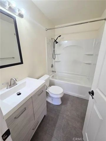 $2,700 | 327 Chestnut Avenue, Long Beach, CA 90802