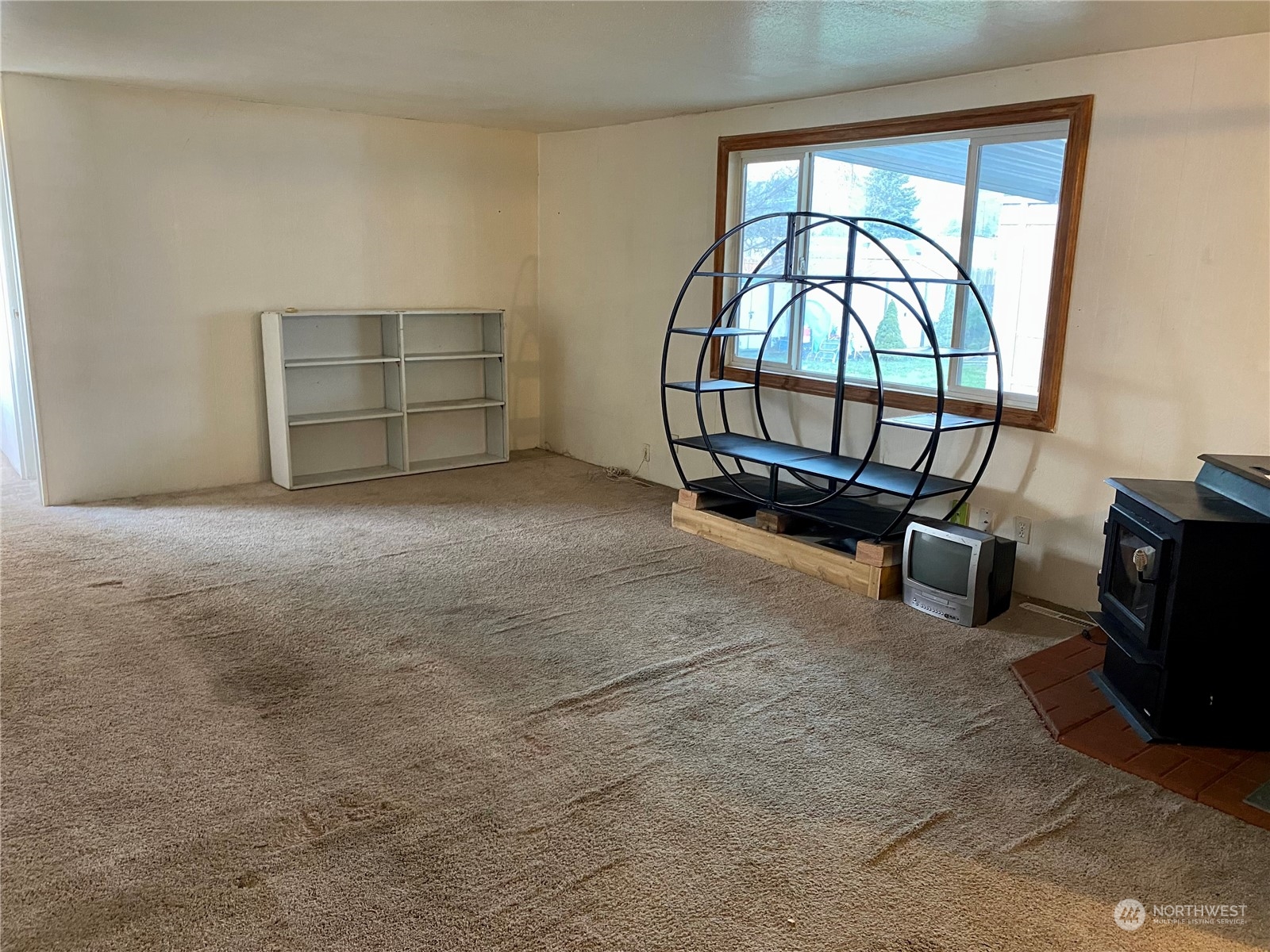 5600 Mt Solo Road, Unit 73 Longview, WA 98632 - Photo 6 of 18 an empty room with furniture and a window