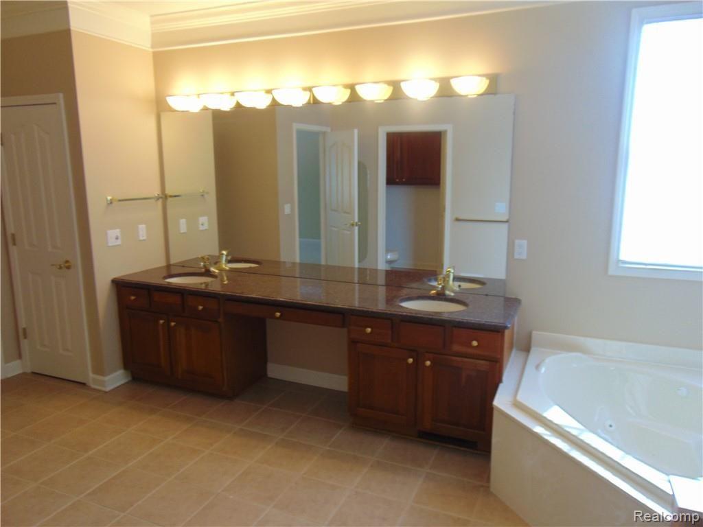 5835 Stonehaven Boulevard Rochester, MI 48306 - Photo 19 of 31