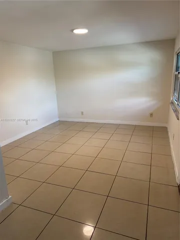 $1,800 | 4717 Southwest 33rd Avenue, Unit 202, Dania Beach, FL 33312