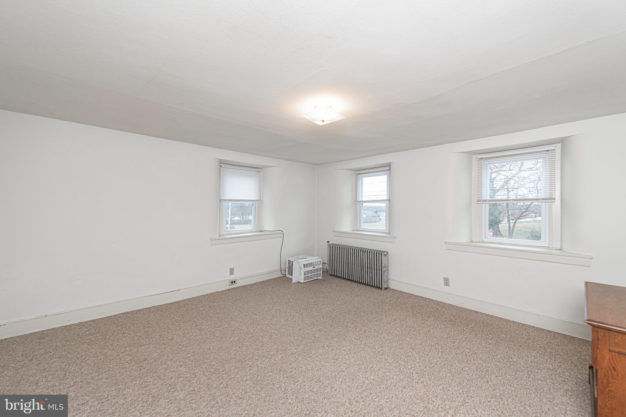 804 Sanatoga Road Pottstown, PA 19465 - Photo 20 of 28 an empty room with windows