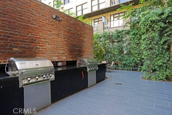 460 South Spring Street, Unit 1207 Los Angeles, CA 90013 - Photo 9 of 15 a backyard of a house with stainless steel appliances
