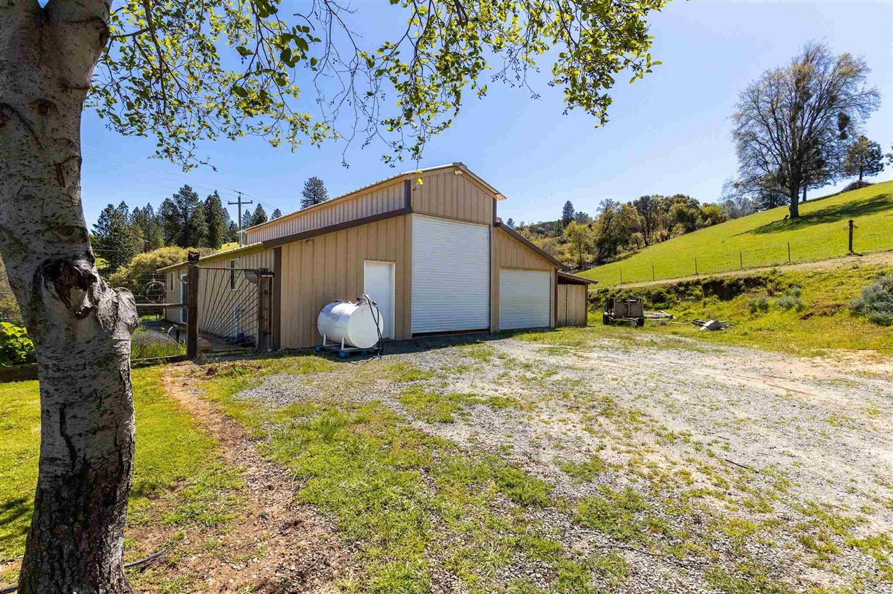 16554 Cocoran Gray Road Groveland, CA 95321 - Photo 21 of 38 Garage with a yard