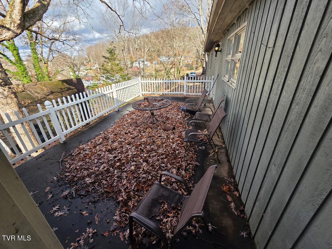 1162 Ridgecrest Avenue Kingsport, TN 37665 - Photo 16 of 21 ridgecrest back deck