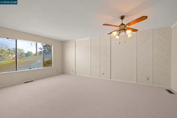 a view of empty room with a ceiling fan