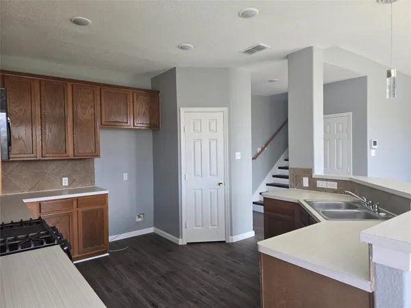 $2,600 | 5210 Benton Drive, Pasadena, TX 77504