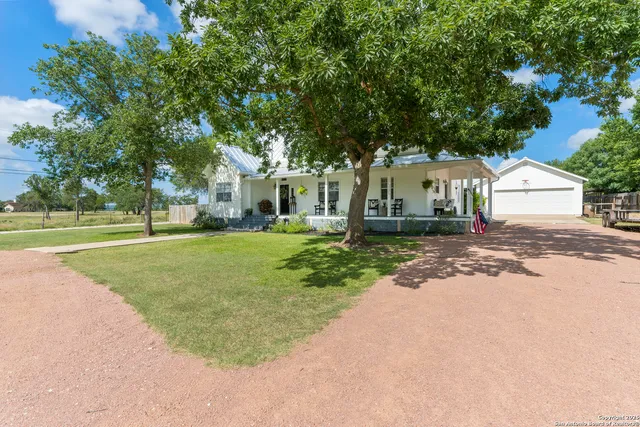 $685,500 | 704 North Creek, Comfort, TX 78013