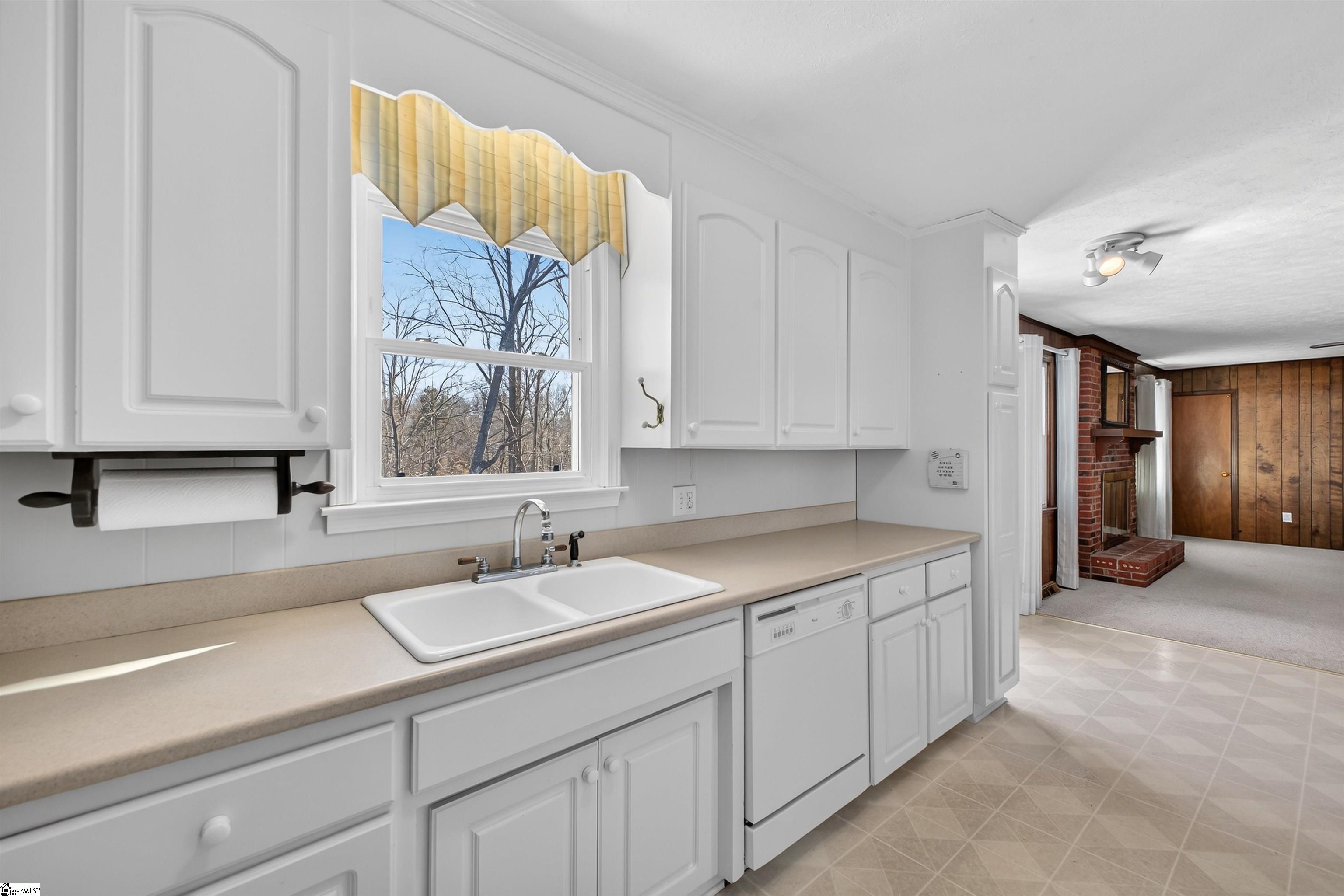 227 Eastbourne Road Greenville, SC 29611 - Photo 7 of 36