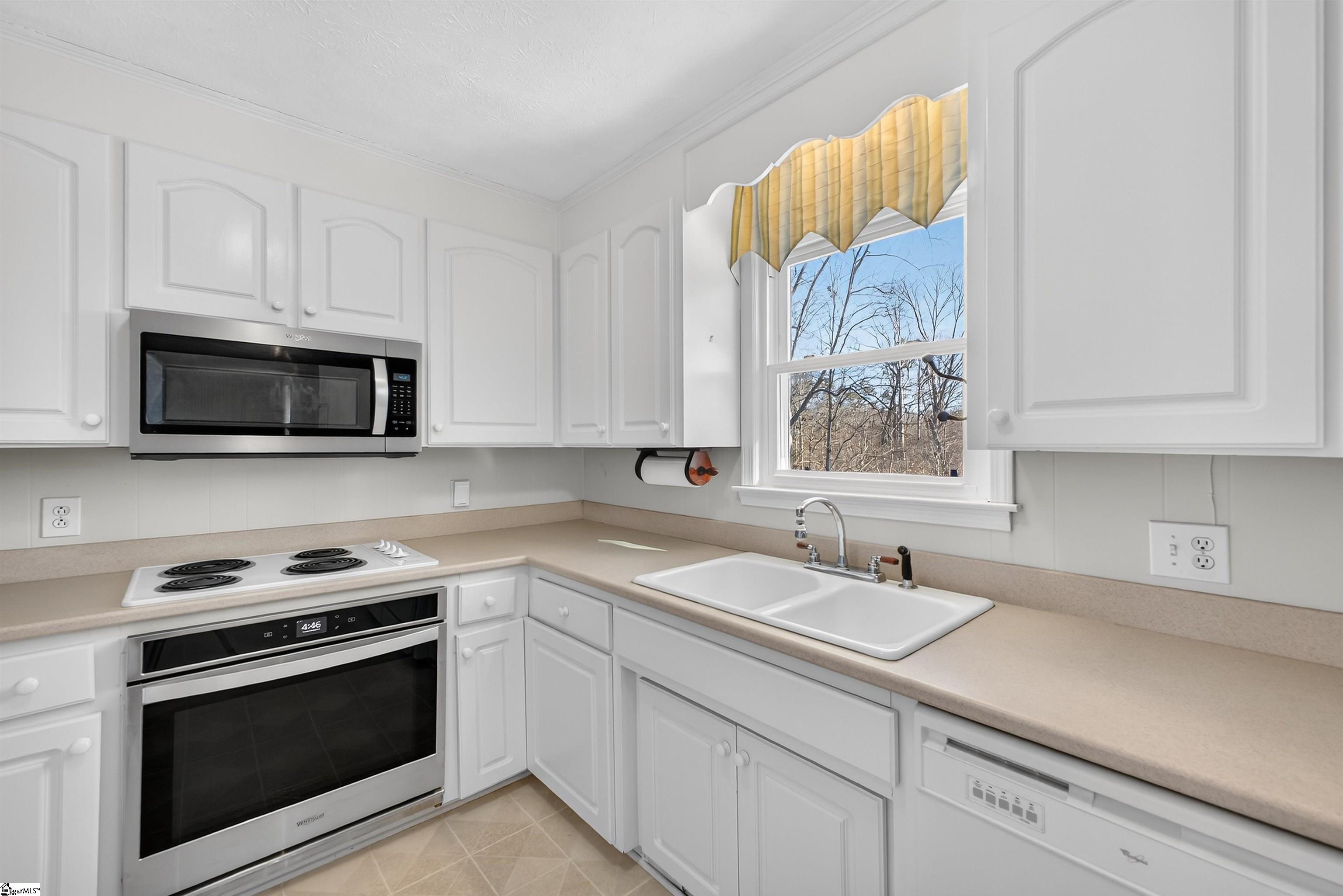 227 Eastbourne Road Greenville, SC 29611 - Photo 8 of 36