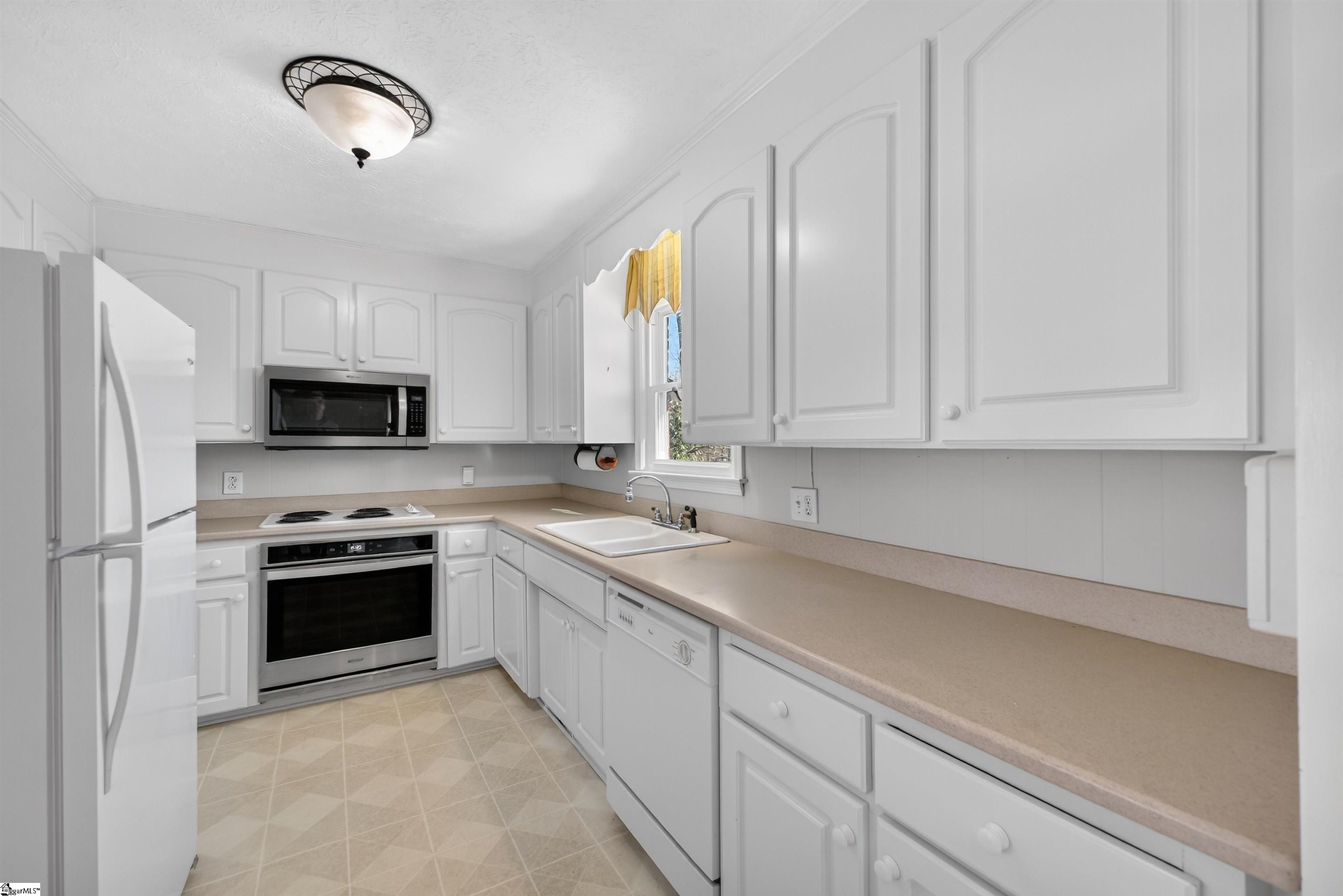 227 Eastbourne Road Greenville, SC 29611 - Photo 9 of 36