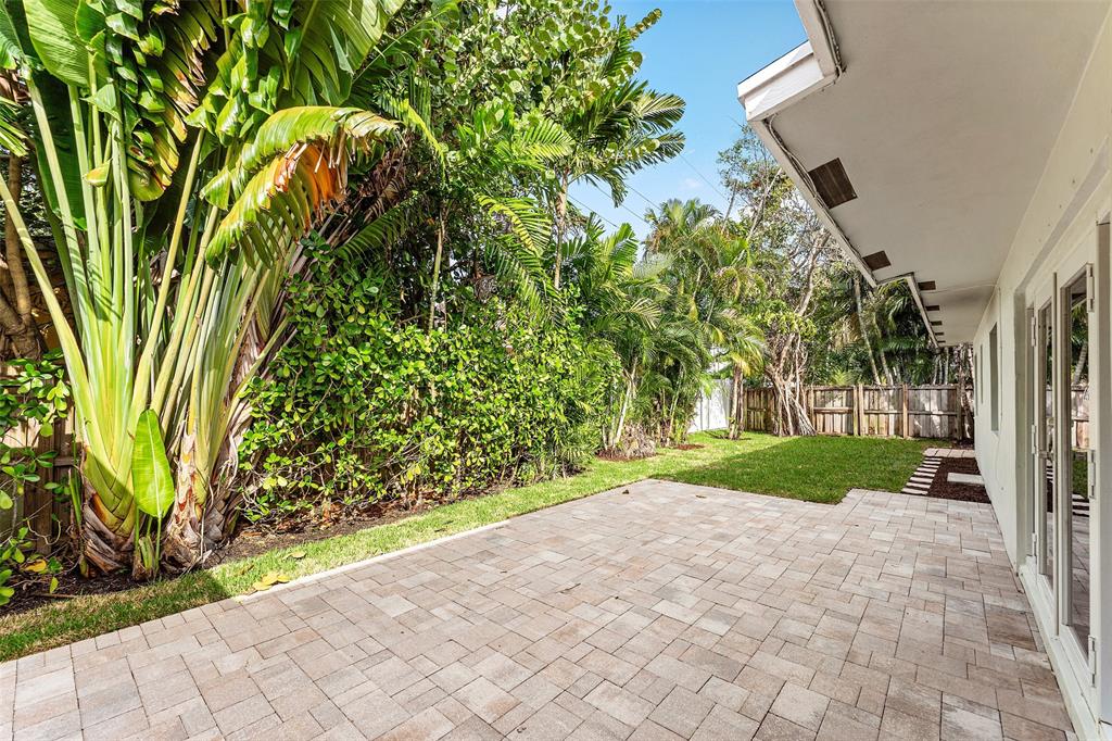 3203 Dover Road Pompano Beach, FL 33062 - Photo 30 of 54 a view of a yard with plants and trees