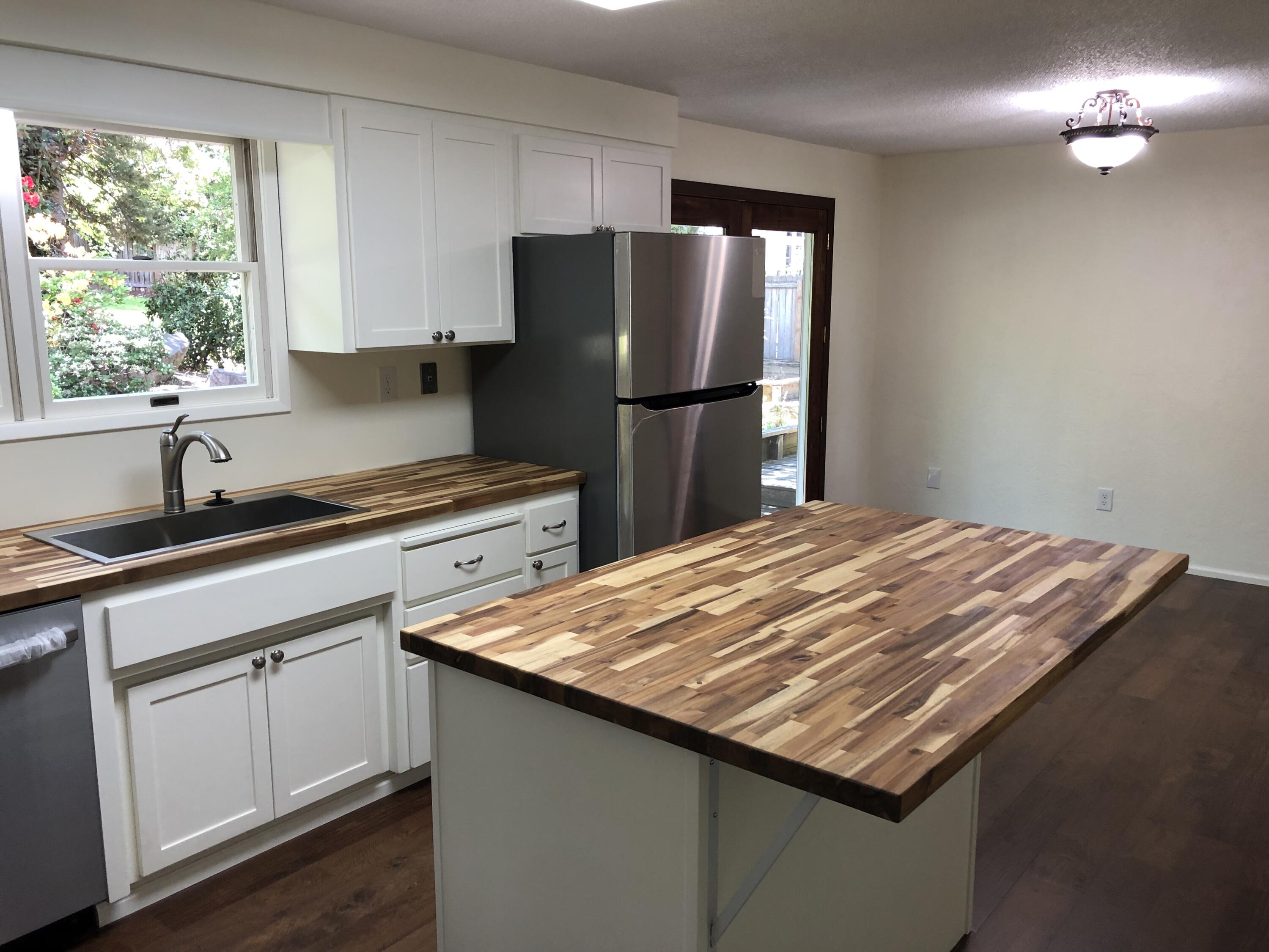 kitchen w/ full extension drawers