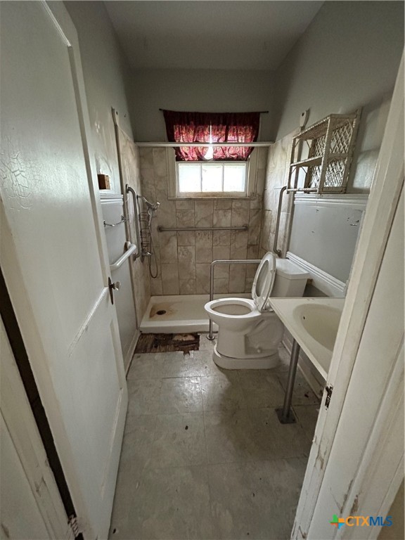 1511 East Constitution Street Victoria, TX 77901 - Photo 22 of 26 a bathroom with a sink toilet and shower