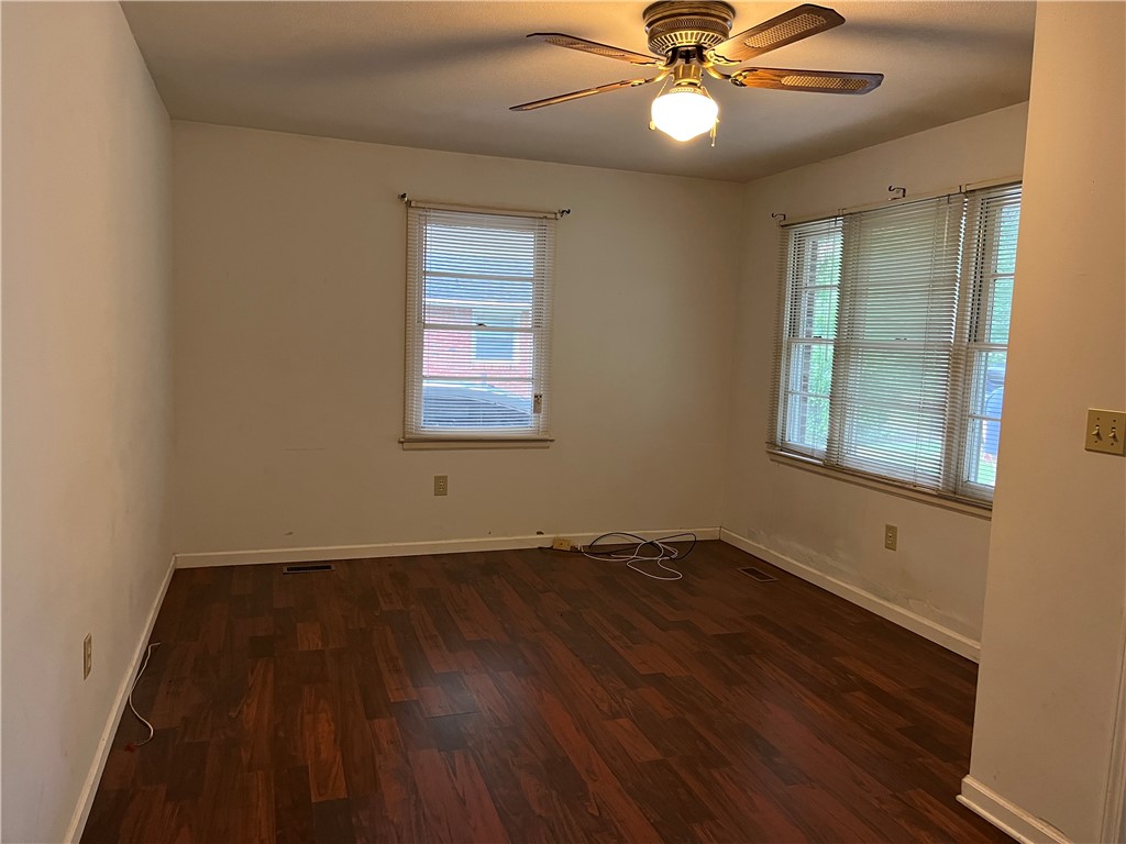 211 Darson Drive Anderson, SC 29621 - Photo 3 of 12 Living Room