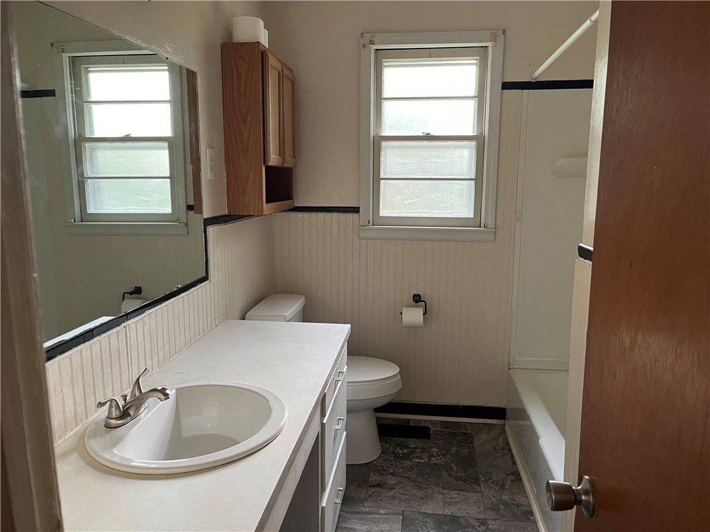 211 Darson Drive Anderson, SC 29621 - Photo 8 of 12 Bathroom