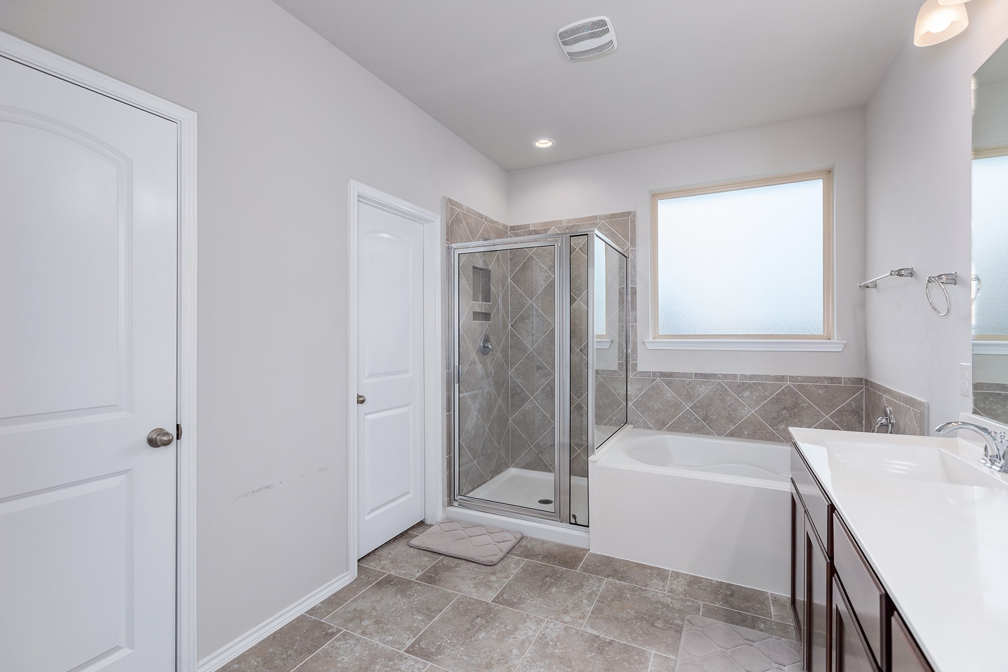 5611 Claymore Meadow Lane Spring, TX 77389 - Photo 17 of 32 a bathroom with a tub sink and a mirror