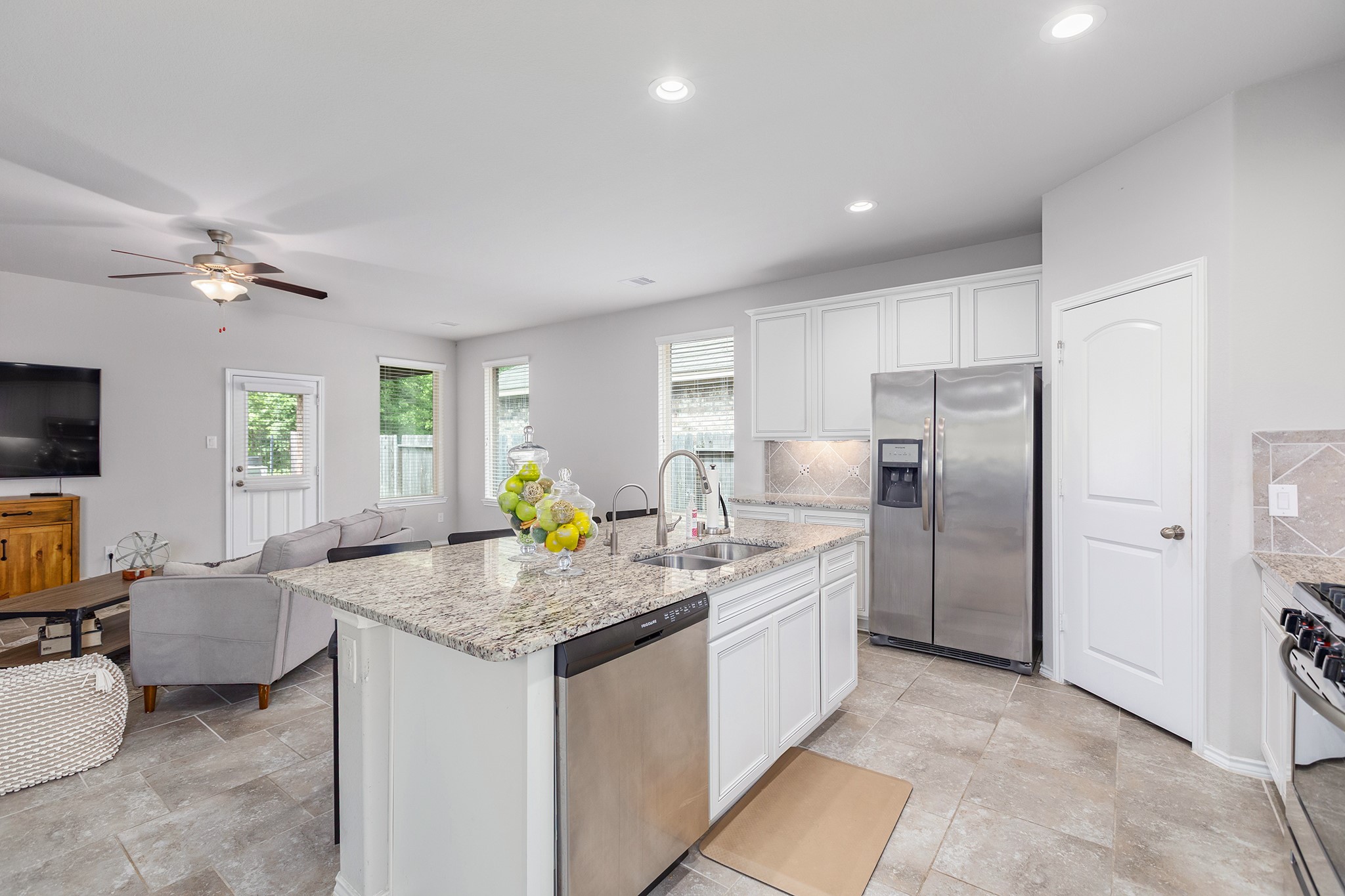 5611 Claymore Meadow Lane Spring, TX 77389 - Photo 4 of 32 Large open living space, stainless appliances
