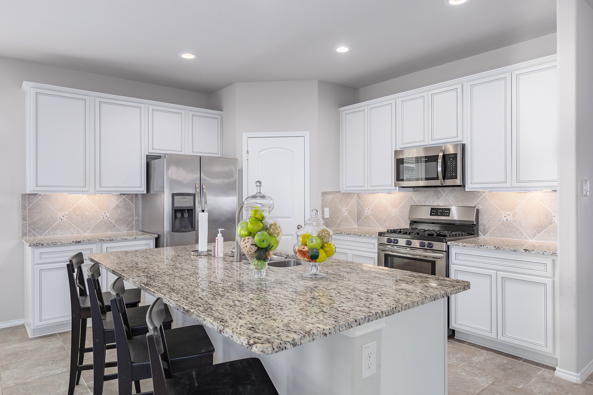 5611 Claymore Meadow Lane Spring, TX 77389 - Photo 5 of 32 Large island with sink and corner pantry