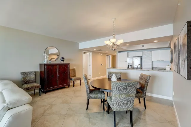 $4,500 | 2650 Lake Shore Drive, Unit 804, Riviera Beach, FL 33404