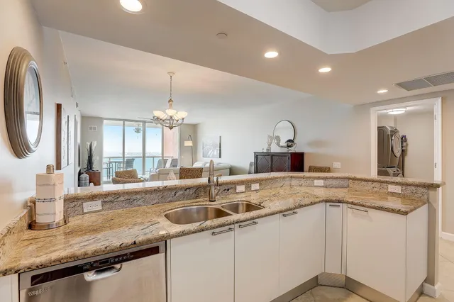 $4,500 | 2650 Lake Shore Drive, Unit 804, Riviera Beach, FL 33404