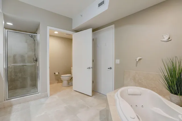 $4,500 | 2650 Lake Shore Drive, Unit 804, Riviera Beach, FL 33404