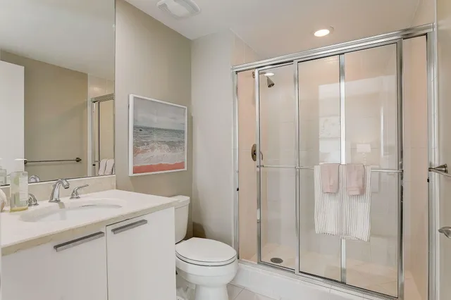 $4,500 | 2650 Lake Shore Drive, Unit 804, Riviera Beach, FL 33404