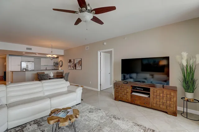 $4,500 | 2650 Lake Shore Drive, Unit 804, Riviera Beach, FL 33404