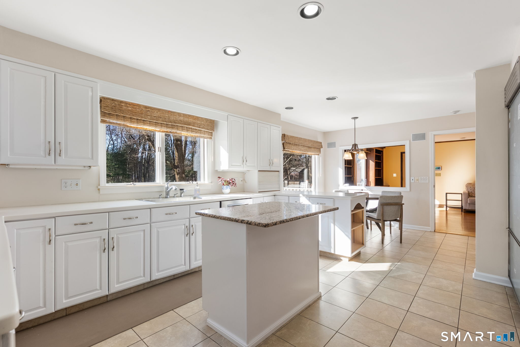 11 Highview Drive Woodbridge, CT 06525 - Photo 4 of 32 Sun-filled eat-in kitchen with desirable southern exposure.