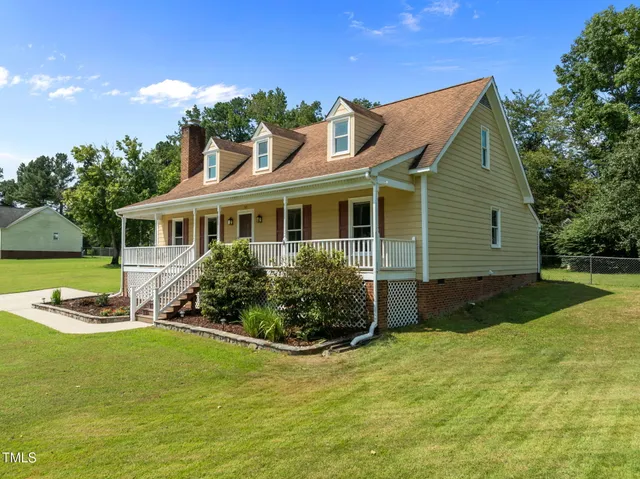 a view of a house with backyard and garden
