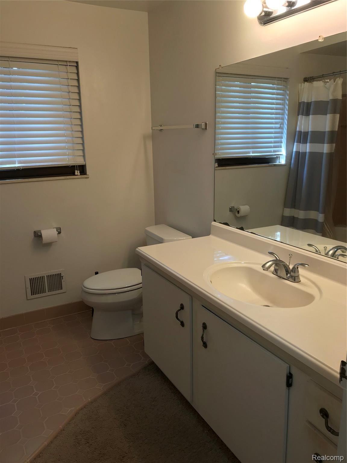 2482 Jones Road Waterford, MI 48327 - Photo 25 of 29 Upper Level Full Bath