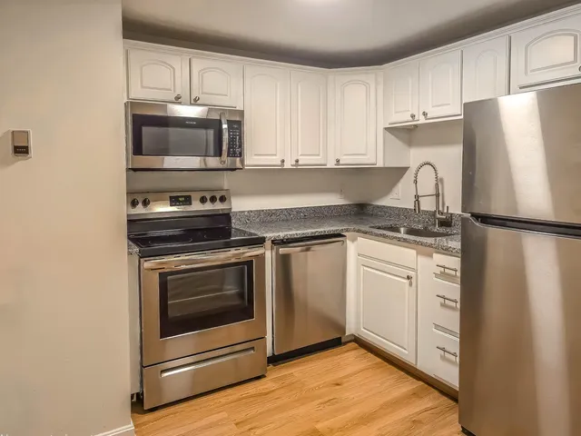 $1,695 | 80 English Village Road, Unit L, Manchester, NH 03102