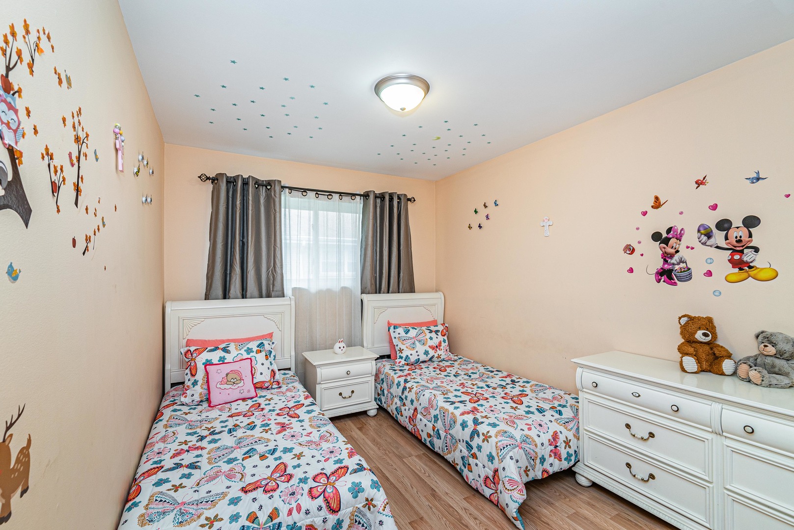 9415 Sumac Road, Unit A Des Plaines, IL 60016 - Photo 7 of 21 a bedroom with a bed and a window