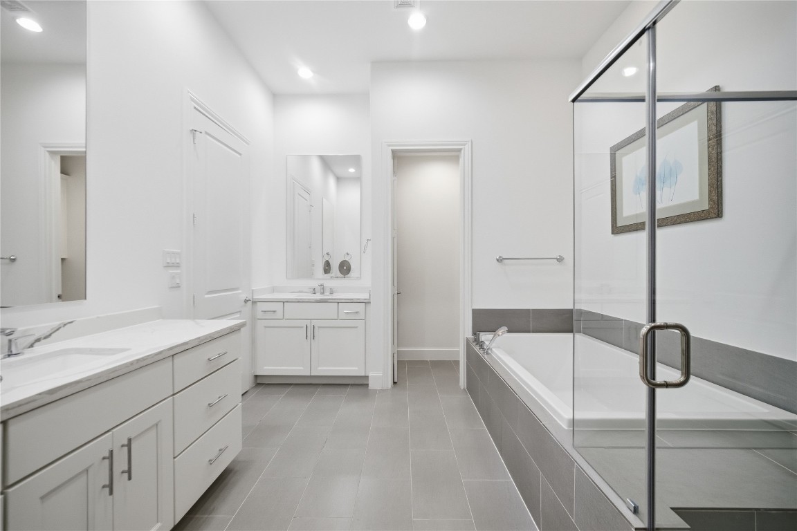 707 Bringhurst Street Houston, TX 77020 - Photo 19 of 23 a spacious bathroom with a tub sink shower and mirror