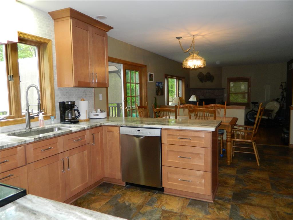 328 Pin Oak Road Stroudsburg, PA 18360 - Photo 18 of 37 A well-appointed kitchen showcasing elegant granite countertops and modern appliances.