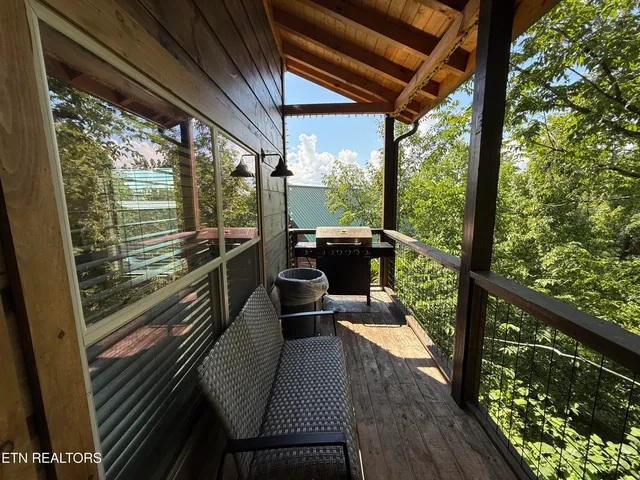 $1,200,000 | 323 Silver Stone Way, Pigeon Forge, TN 37863