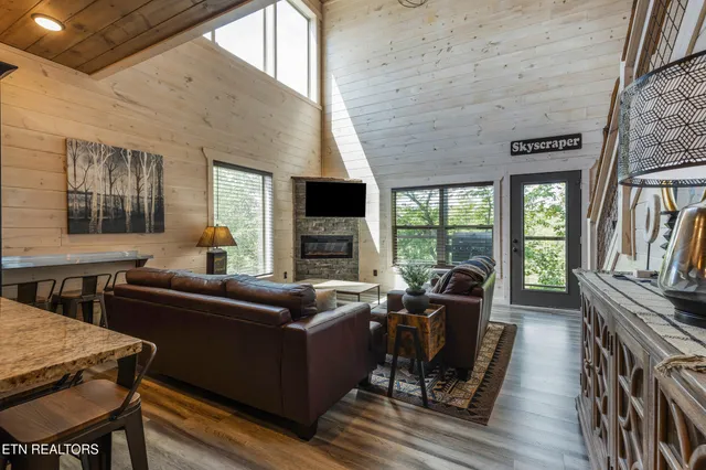 $1,200,000 | 323 Silver Stone Way, Pigeon Forge, TN 37863