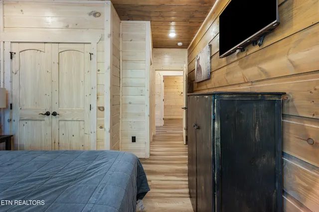 $1,200,000 | 323 Silver Stone Way, Pigeon Forge, TN 37863