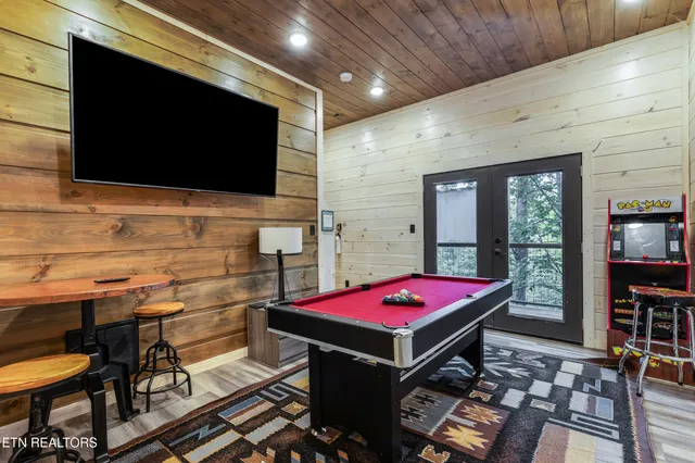 $1,200,000 | 323 Silver Stone Way, Pigeon Forge, TN 37863