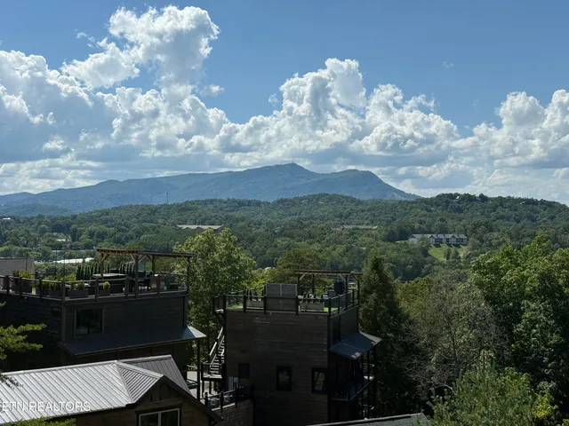 $1,200,000 | 323 Silver Stone Way, Pigeon Forge, TN 37863