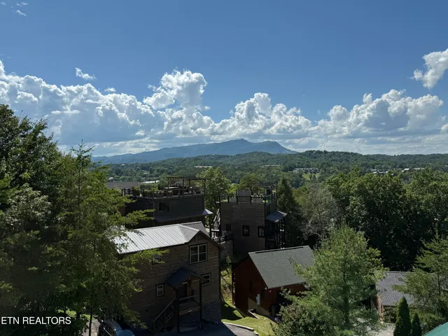 $1,200,000 | 323 Silver Stone Way, Pigeon Forge, TN 37863