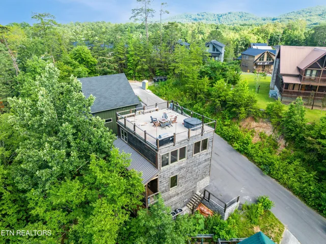 $1,200,000 | 323 Silver Stone Way, Pigeon Forge, TN 37863