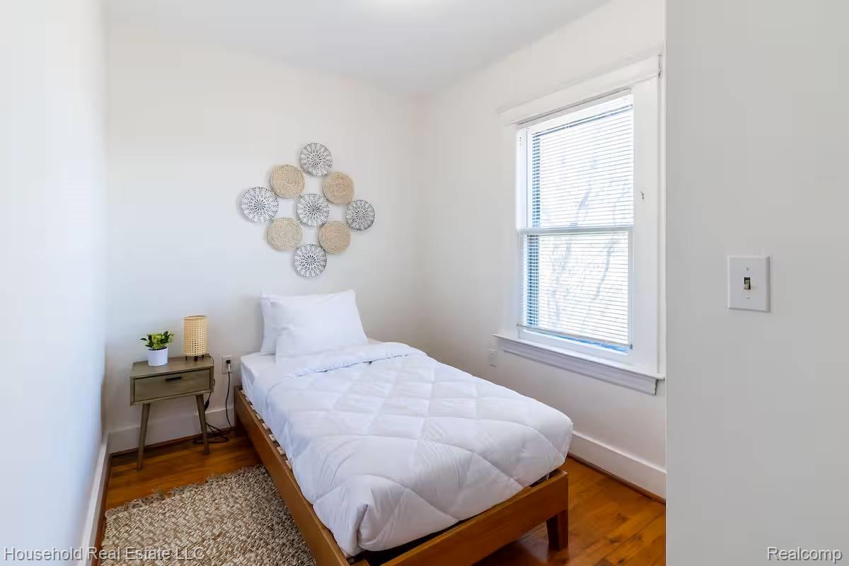 4446 Commonwealth Street Detroit, MI 48208 - Photo 8 of 28 Bedroom with wood finished floors and baseboards
