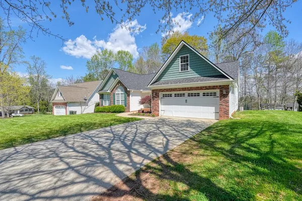 $329,900 | 860 Thackston Drive, Spartanburg, SC 29307