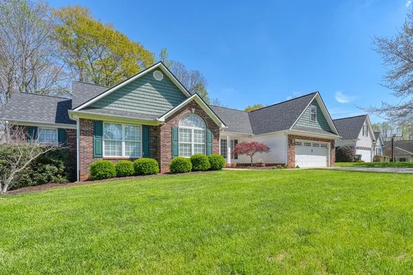 $329,900 | 860 Thackston Drive, Spartanburg, SC 29307