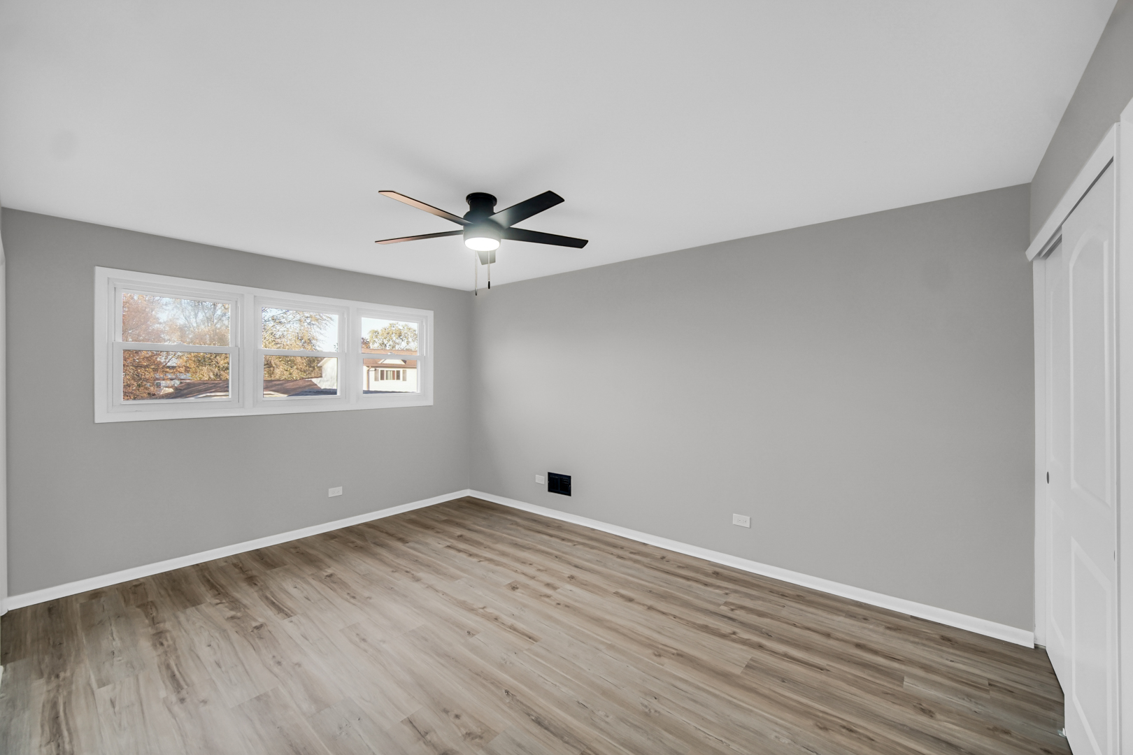 6827 Sussex Road Tinley Park, IL 60477 - Photo 13 of 27 a view of empty room with wooden floor
