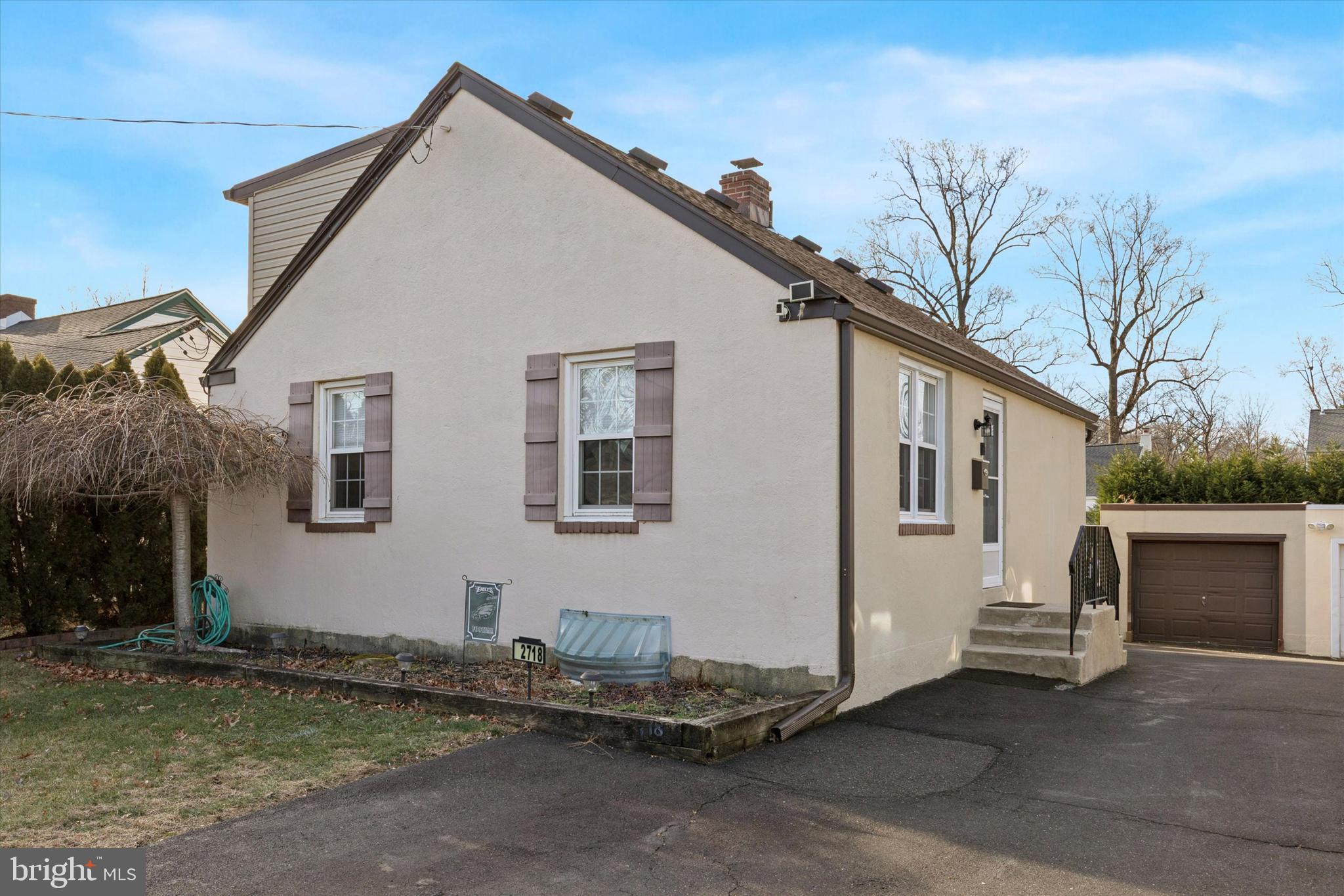 a view of a house with backyard