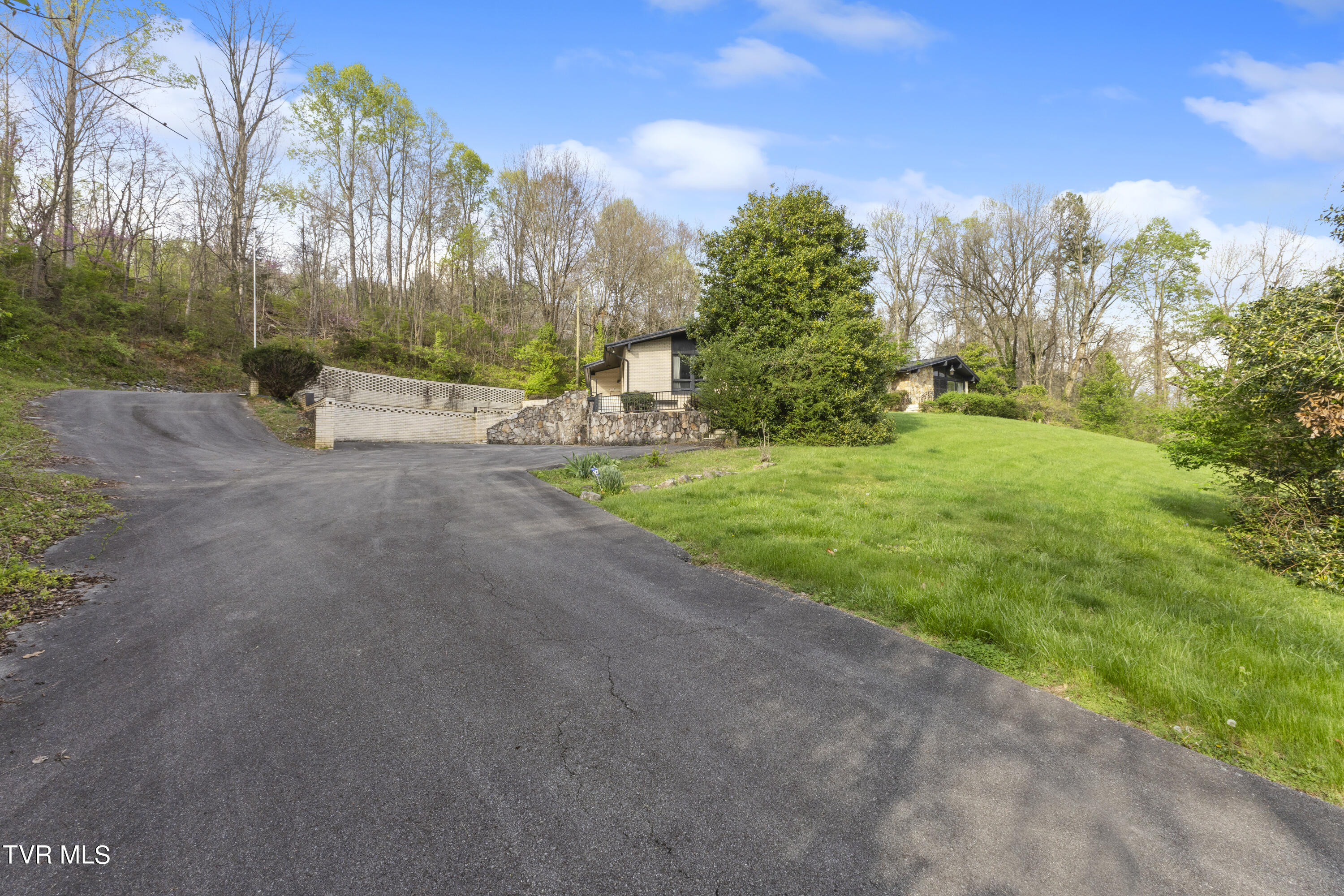 42 Green Tree Circle Bristol, VA 24201 - Photo 3 of 50 128A0080